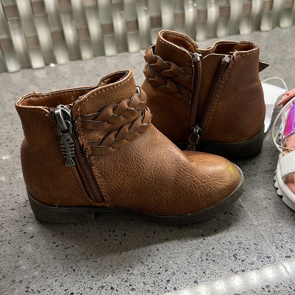 Set of 2 pairs size 5Tand 6T - Picture 4 of 8